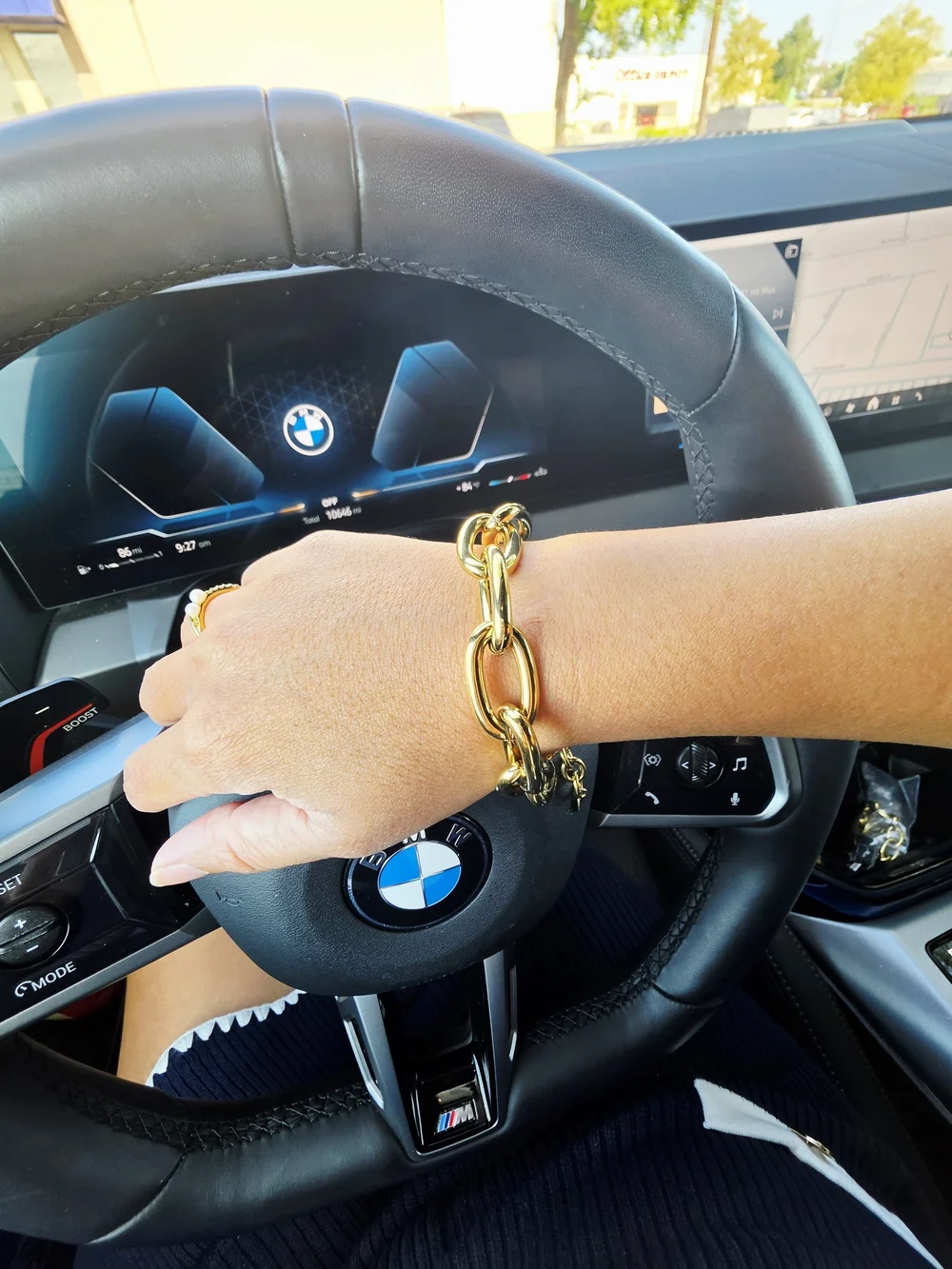 Gold Chunky Link Bracelet - Classic Women's Accessory